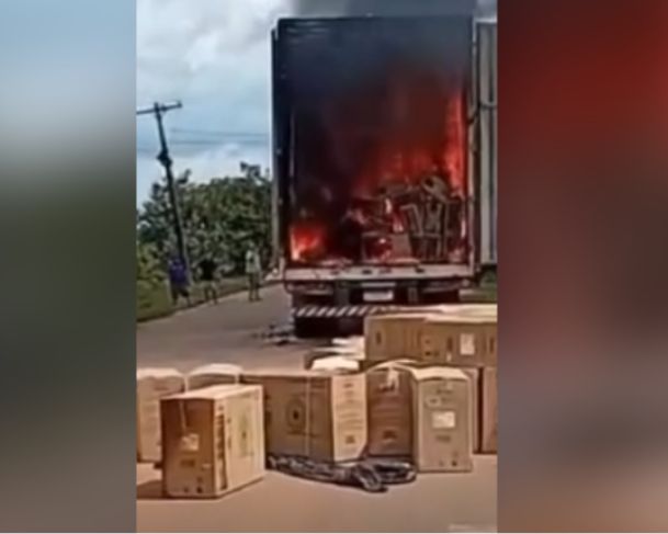 Caminhão pegando fogo