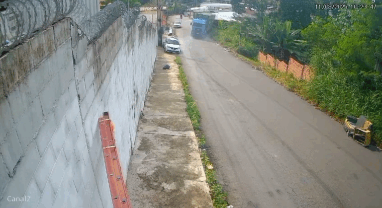 Carreta invade casa em Manaus (Foto: Divulgação)