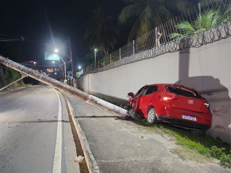 Carro derruba poste após motorista dormir ao volante na Avenida das Torres