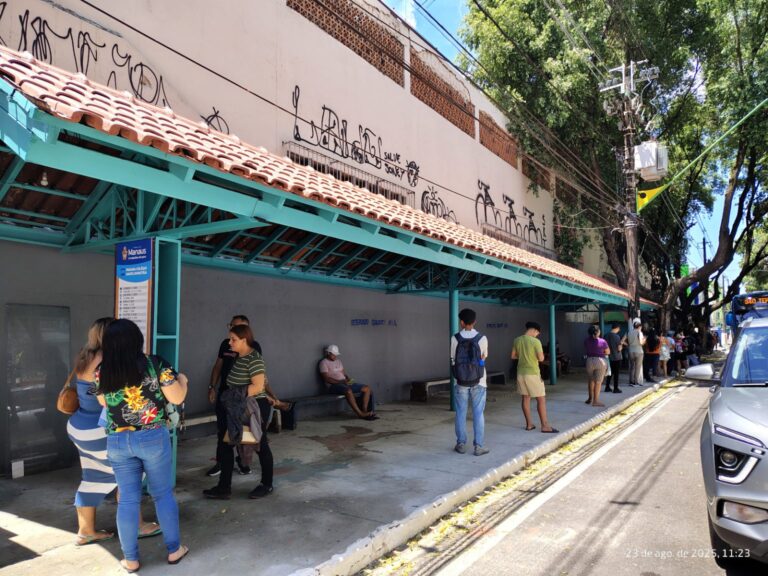 Revitalização de três importantes paradas de ônibus na avenida Getúlio Vargas