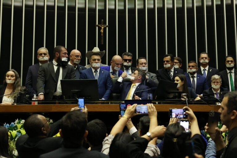 Deputados em protesto na Câmara, em defesa de Jair Bolsonaro