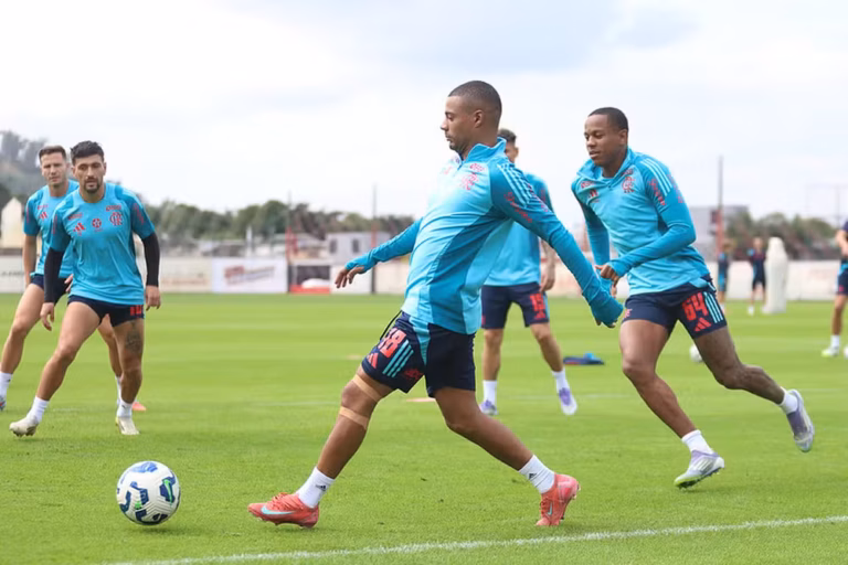 De la Cruz em treino pelo Flamengo (Foto: Gilvan de Souza/CRF)