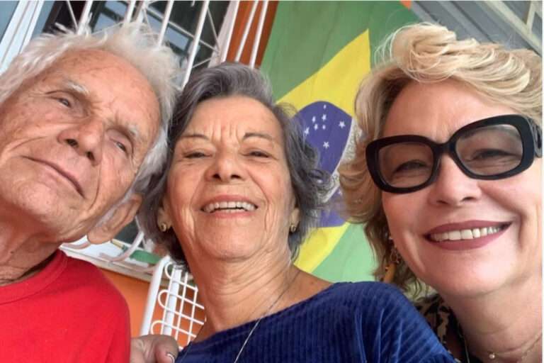 Polícia do RJ faz perícia em carro roubado do ex-sogro de Bolsonaro