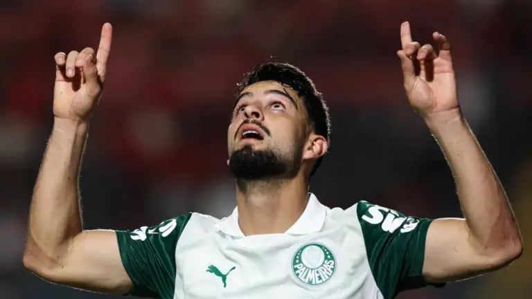 Palmeiras vira sobre o São Paulo e assume liderança do Brasileirão