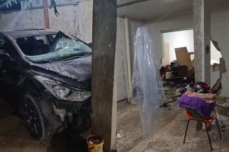 Esposa nega sexo, e marido revoltado bate carro contra a própria casa, no Paraná