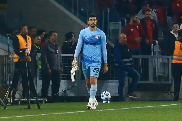 O goleiro Rafael levou cartão vermelho em São Paulo x Athletico (Foto: Gabriel Machado/AGIF)