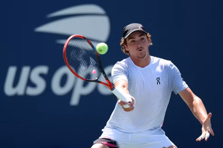 João Fonseca supera desconforto e vence na estreia do US Open