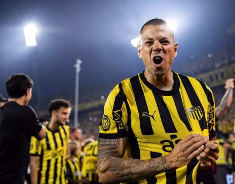 Léo Coelho em ação pelo Peñarol na Libertadores (Foto: Arquivo pessoal)