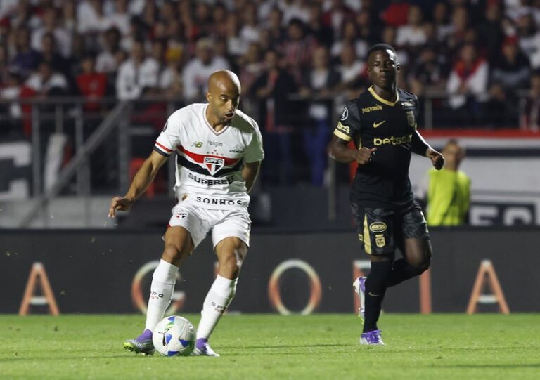 Lucas Moura em São Paulo x Atlético Nacional-COL (Foto: Rubens Chiri/SPFC)