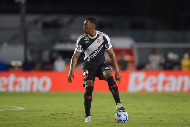 Luiz Gustavo, zagueiro em ação pelo Vasco (Foto: Thiago Ribeiro/AGIF)