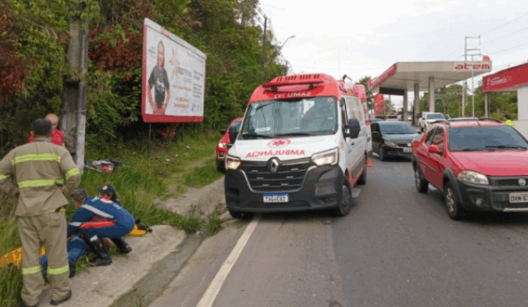 Motociclista é arremessado em acidente em avenida de Manaus