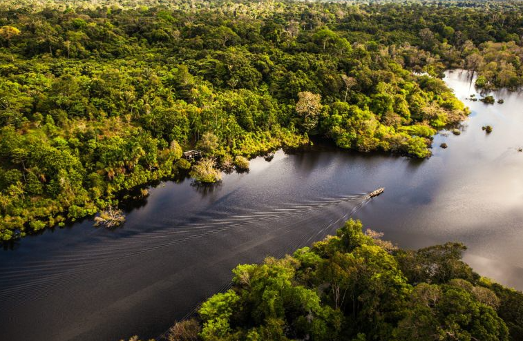 Lancha navega pelo rio Negro, no Amazonas