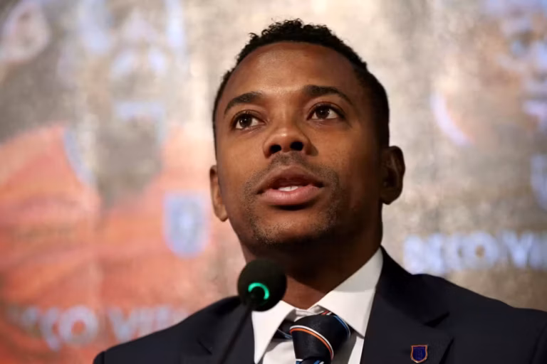 Robinho, ao chegar no Istanbul Basaksehir, na Turquia, último clube que atuou oficialmente (Foto: Ahmet Bolat/Anadolu Agency/Getty Images)