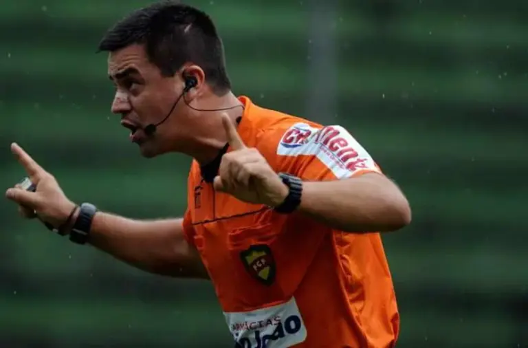O jogo será apitado pelo árbitro Roger Goulart (Foto: Juan Barbosa/Agência RBS)a