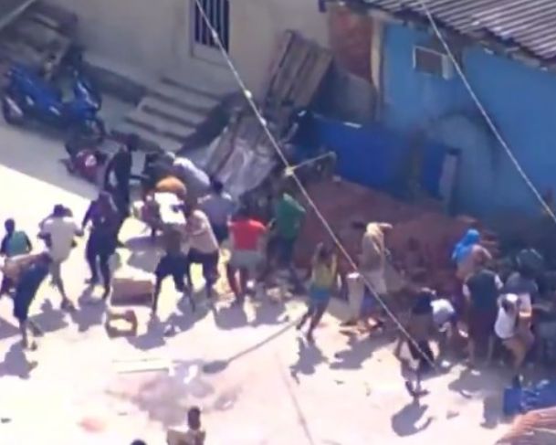Multidão saqueia carne dentro de blindado no Rio de Janeiro Multidão saqueia carne dentro de blindado no Rio de Janeiro