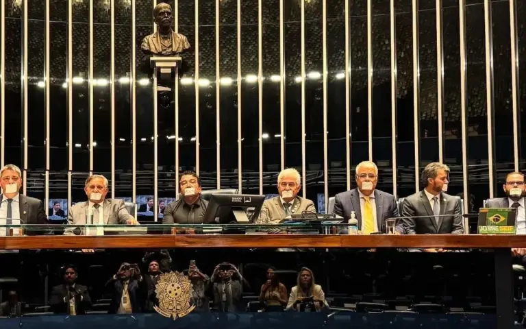 Senadores em protesto contra prisão de Bolsonaro - Agosto de 2025