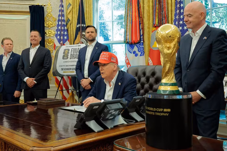 Donald Trump divulga a data do sorteio dos grupos da Copa do Mundo de 2026 (Foto: Getty Images)