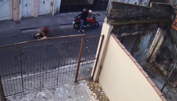 VÍDEO: Homem reage a assalto e é baleado no Centro de Salvador