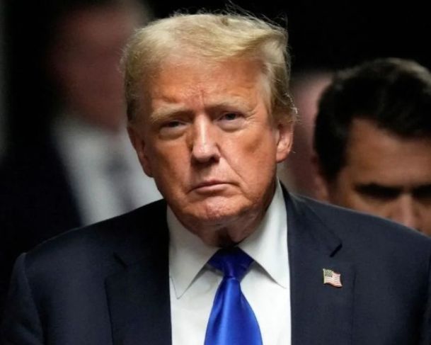 “Estamos acabando com isso”: Trump assina ordem que acaba com sistema de fiança sem dinheiro nos EUA