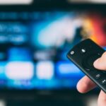 tv-desfocada-controle-focado-1080-848×477