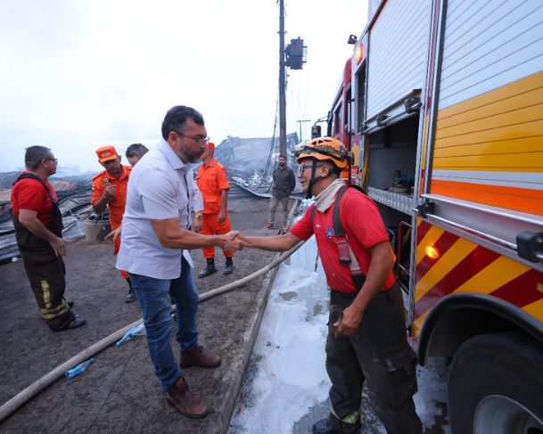Wilson Lima acompanha trabalho dos bombeiros no combate a incêndio no Distrito Industrial.