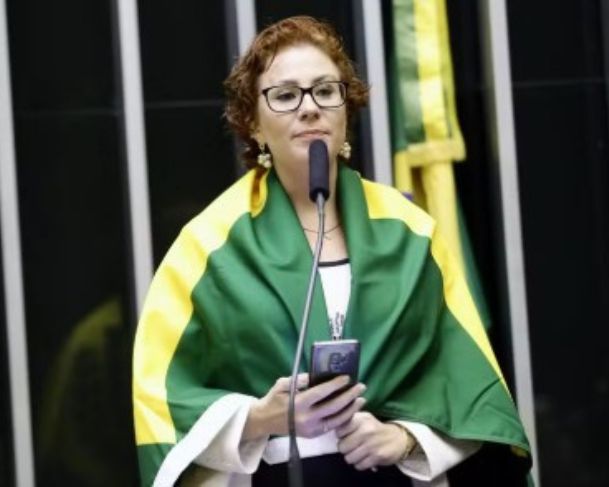 Carla Zambelli não se opõem em cumprir pena no Brasil, mas foge de “penas ideológicas”, diz advogado da parlamentar
