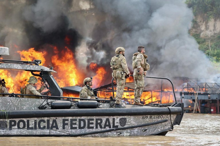 Explosão de balsas em operação da PF é criticada na Aleam