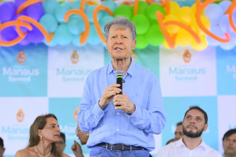 Arthur Neto durante discurso em inauguração de escola em homenagem ao filho