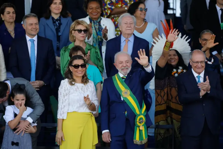Lula quebra protocolo e se aproxima da população durante desfile de 7 de Setembro em Brasília