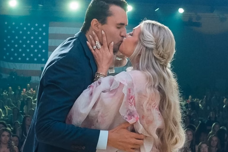 FORTE! Viúva de Charlie Kirk compartilha imagem do corpo do marido em caixão; veja
