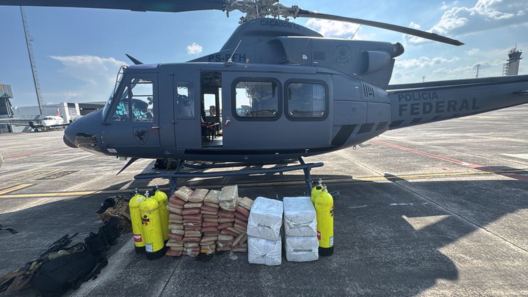 PF encontra mais 170kg de drogas após piloto lançar avião da Venezuela em represa no Amazonas