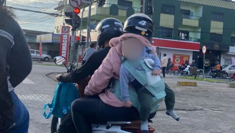 VÍDEO: Dupla em moto é filmada transportando bebê em mochila, em SC