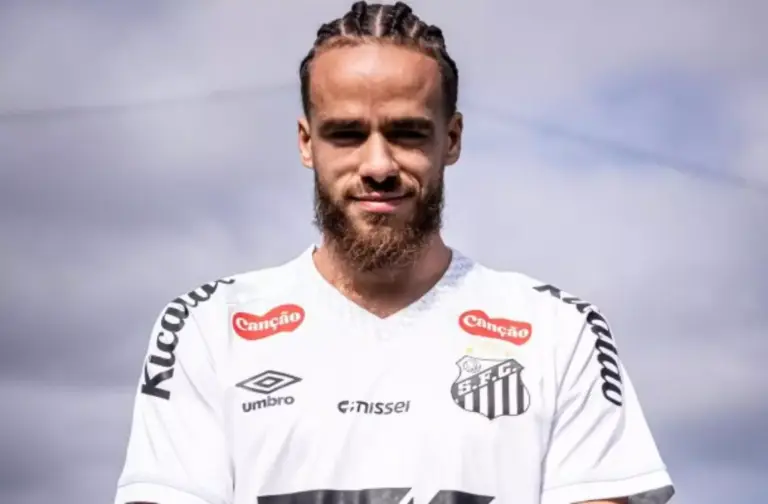 Billal Brahimi, de 25 anos, é oficializado como novo atacante do Santos (Foto: Reprodução/X/Jogada 10)