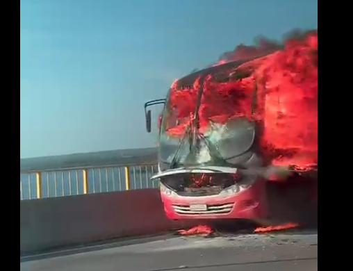 Ônibus pega fogo na Ponte Rio Negro; vídeo