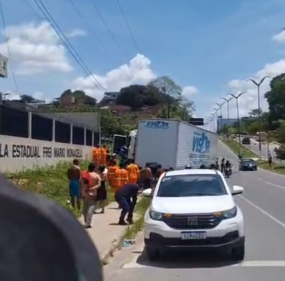 Motorista perde controle de carreta e quase atinge escola em Manaus; vídeo