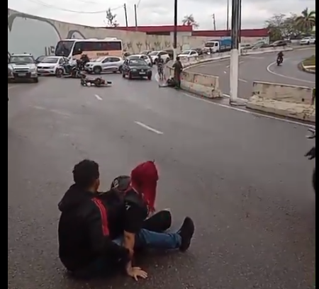 Óleo na pista provoca acidente com três motos em Manaus; vídeo