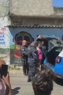 Corpo de criança é encontrado dentro de casa no RJ; mãe é presa 