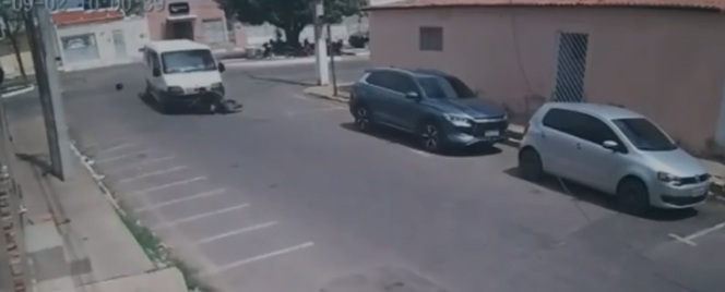 Motorista de van atropela dois homens de propósito após discussão