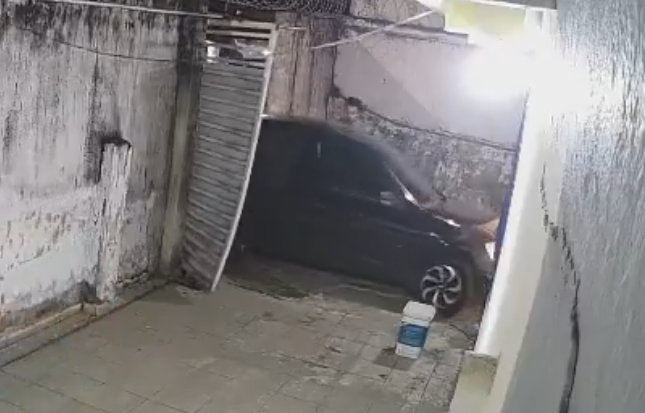 Motorista tenta atropelar assaltante que invadiu garagem, mas tem carro roubado em Manaus; vídeo