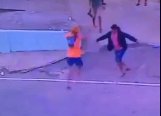 Vídeo mostra momento em que homem é morto a facadas em Coari
