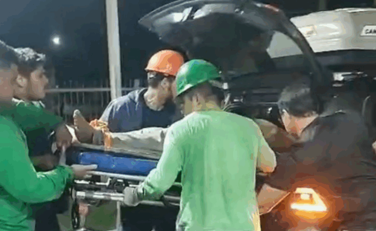 Motorista morre imprensado em madeiras após caminhão tombar no Amazonas