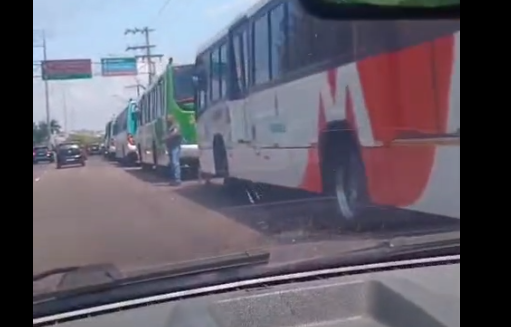 Passageiros são surpreendidos com greve de ônibus em Manaus