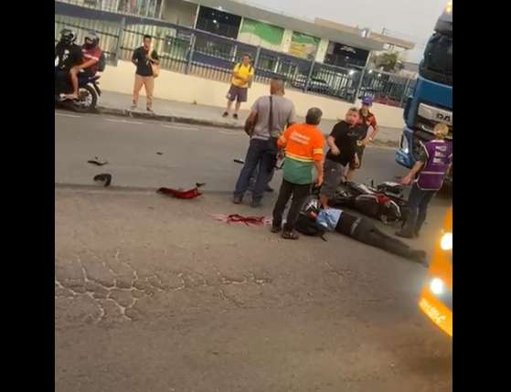 Motociclista morre ao ser atingido por carreta em Manaus