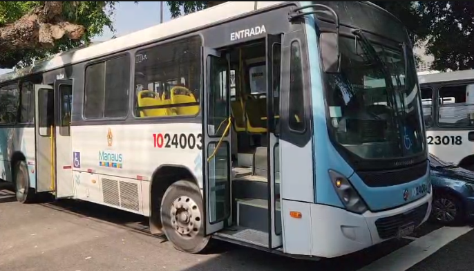 Rodoviários aguardam acordo sobre pagamento de salário; alguns ônibus seguem parados no Centro de Manaus Rodoviários aguardam acordo sobre pagamento de salário; alguns ônibus seguem parados no Centro de Manaus
