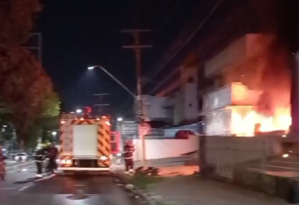 Incêndio atinge casa e assusta moradores em Manaus