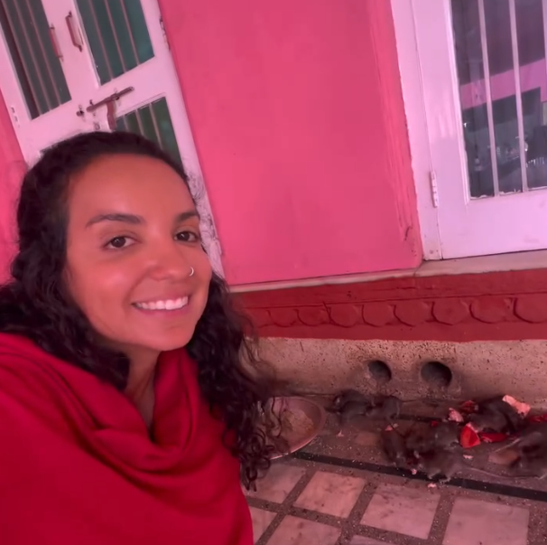 Influencer brasileira visita Templo dos Ratos na Índia e relata “lição de respeito e fé”