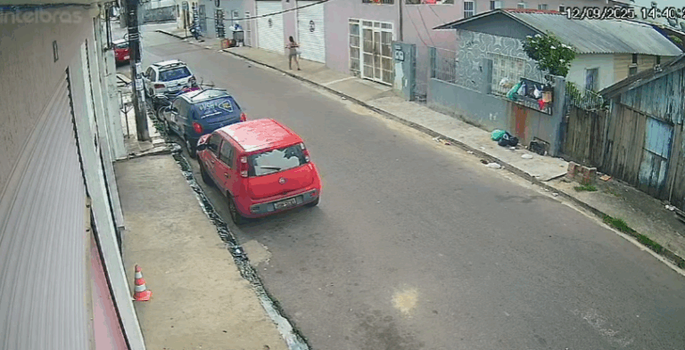 Jovem é assaltada por dupla em motocicleta no bairro São Jorge em Manaus