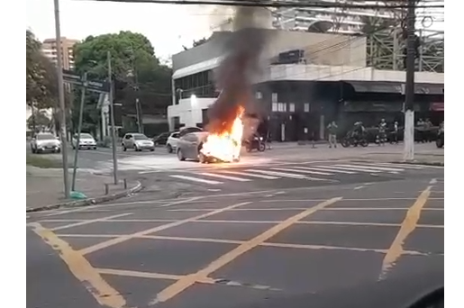 Carro pega fogo próximo a posto de combustíveis em Manaus