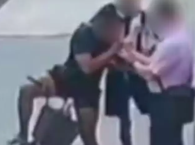 Câmeras flagram homem sendo rendido e tendo aliança levada