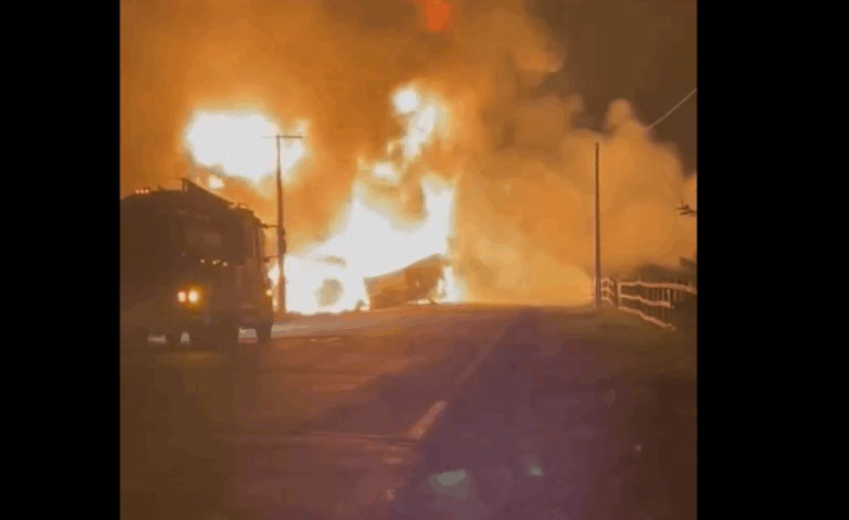 Carreta que transportava óleo pega fogo na BR-319
